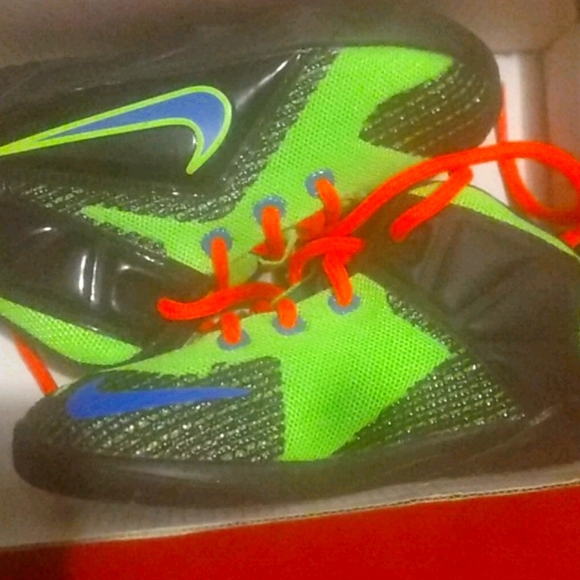 LeBron James nikes - Picture 1 of 3